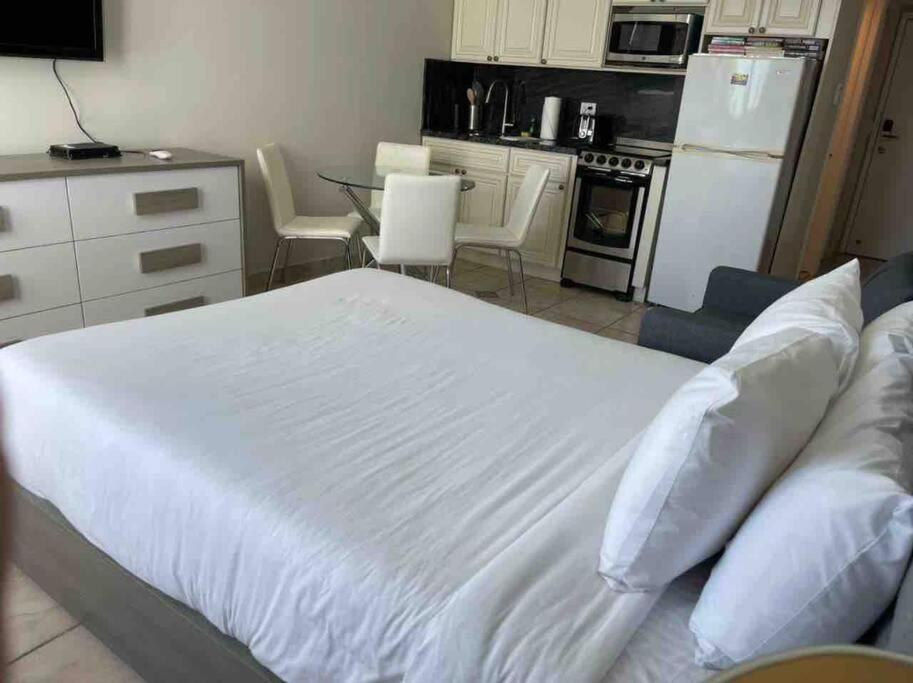 Chic Ocean Front Studio! Apartamento Miami Beach Exterior foto