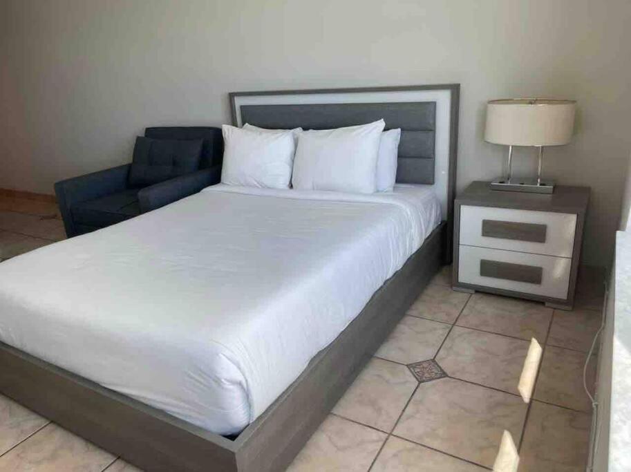 Chic Ocean Front Studio! Apartamento Miami Beach Exterior foto