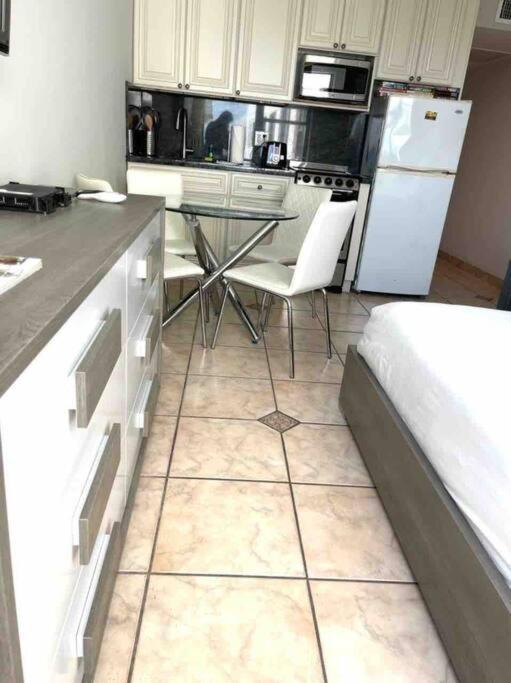 Chic Ocean Front Studio! Apartamento Miami Beach Exterior foto