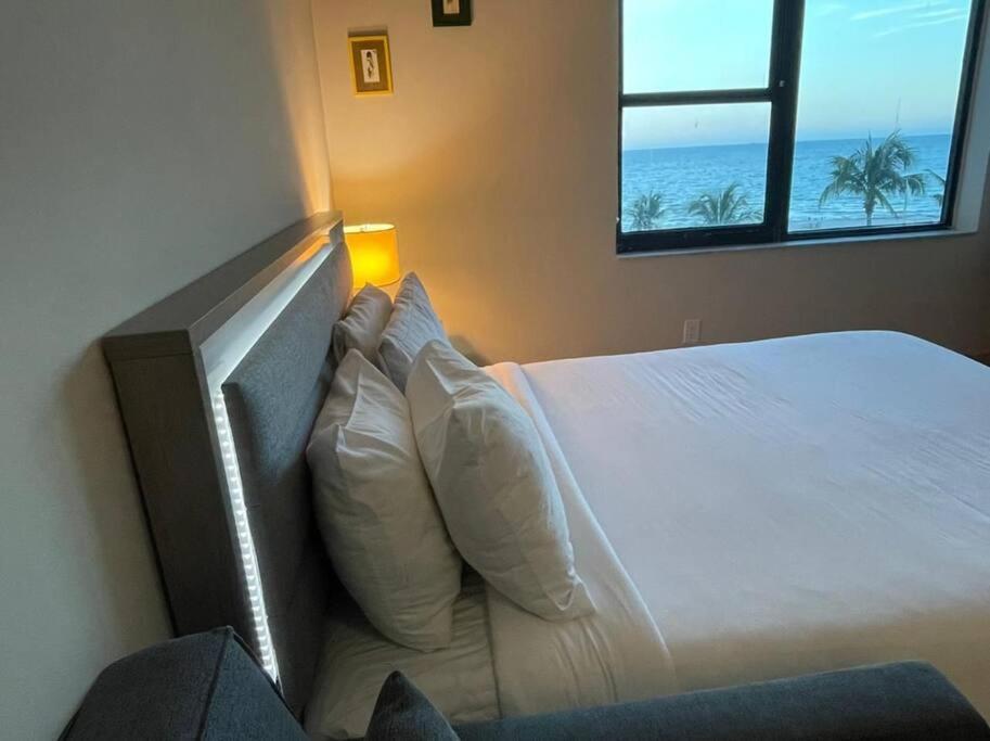 Chic Ocean Front Studio! Apartamento Miami Beach Exterior foto