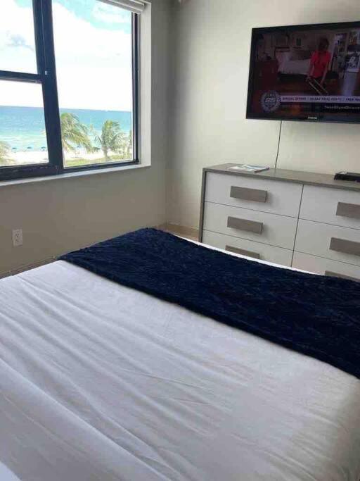 Chic Ocean Front Studio! Apartamento Miami Beach Exterior foto